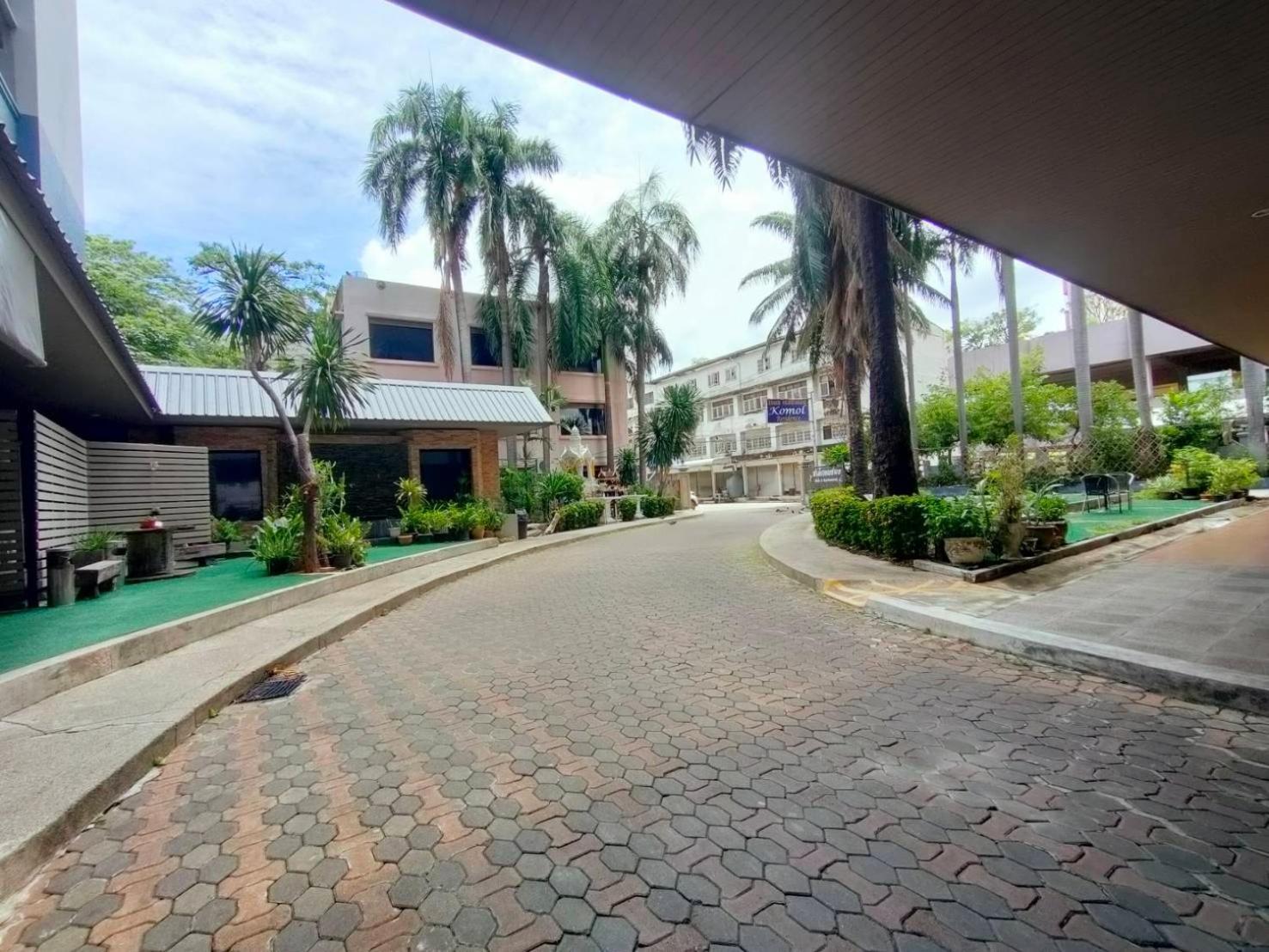 โกมลเรสซิเดนซ์ Hotel กรุงเทพมหานคร ภายนอก รูปภาพ